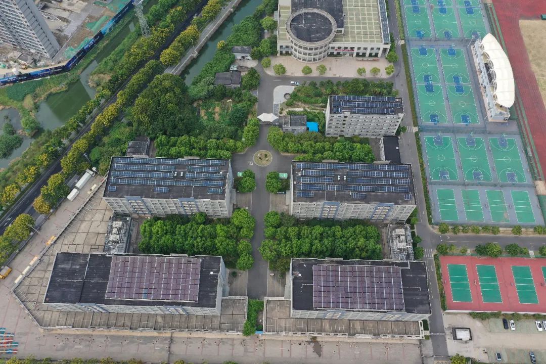 建設(shè)綠色低碳學(xué)校，推動(dòng)光伏與建筑一體化發(fā)展